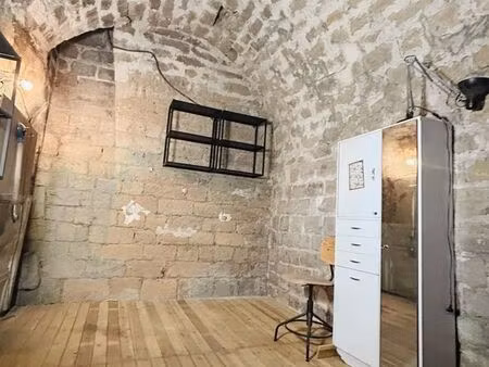 cave voûtée rare – 12 m² – grande hauteur – paris 1er