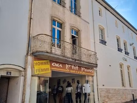 local commercial dans rue très passante