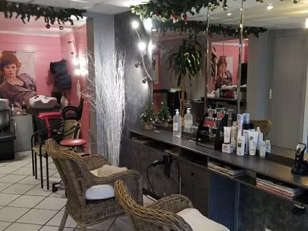 salon de coiffure 70 m² – bord de route passante – parking – faible loyer