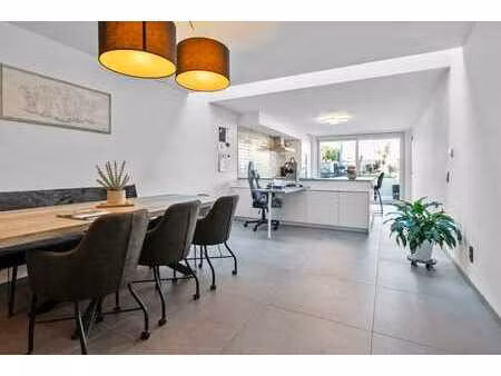 degelijk gerenoveerde woning  zo goed als alles nieuw met...