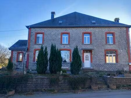 grande maison avec prairie pour de multiples projets