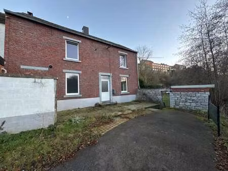 maison lumineuse nichée vert  vue sur rivière  cascades?