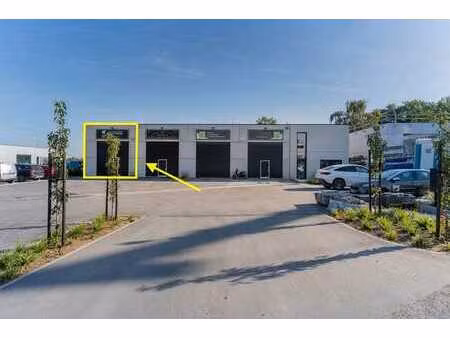 assesse - spacieux hangar avec 2 emplacements de parking