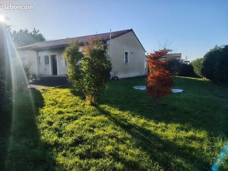 vends maison de plein pied sur un terrain de 800 m2 clos avec jardin d’agrément entièremen
