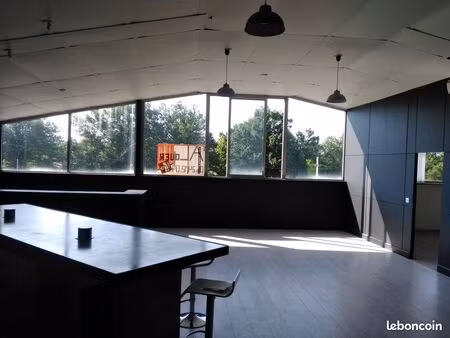 loft et bureaux aménagés avec hangar équipé de racks