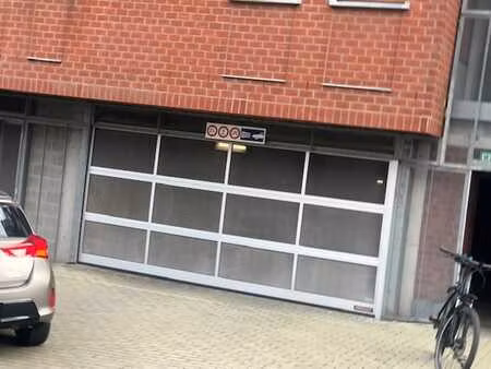 place de parking intérieure sécurisée