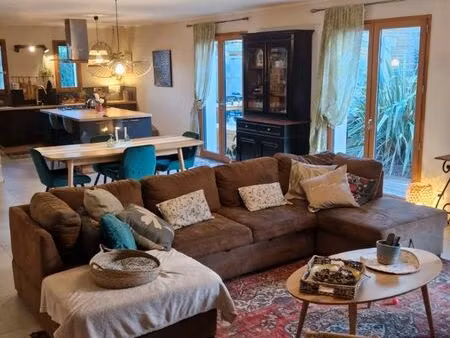 maison de plain-pied récente avec piscine – environnement calme et verdoyant