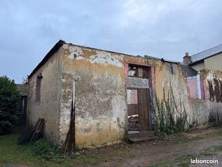 ancien bâtiment de 100 m2 au sol à rénover au bourg d’un village sarthois
