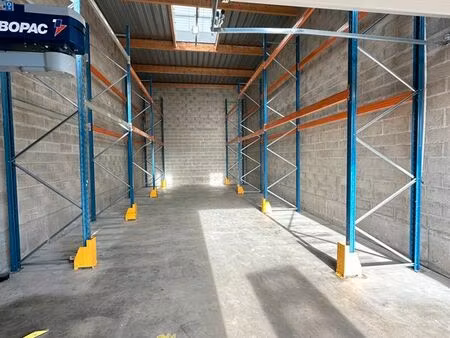 location local d'activité entrepôt avec rack de stockage