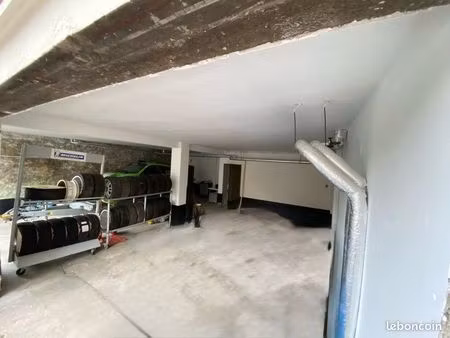 grand garage sécurisé