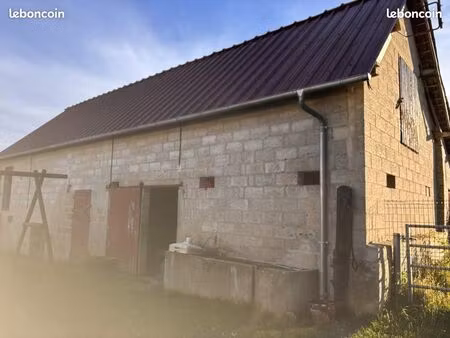 corps de ferme avec dépendances hangar pâtures idéal pour chevaux ou autres et terrain à b