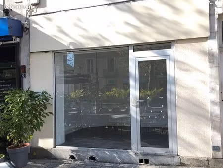 bureau avec vitrine plein centre