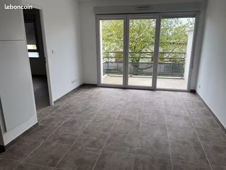 appartement récent 2 pièces avec balcon et parking