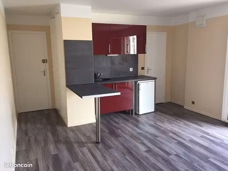 studio avec courette rue de pasteur