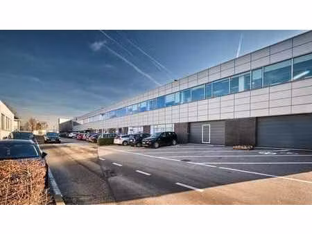 bâtiment industriel de 3 051 m² à proximité du ring (r0)...