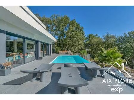 villa d'architecte avec piscine à débordement et vue panoram