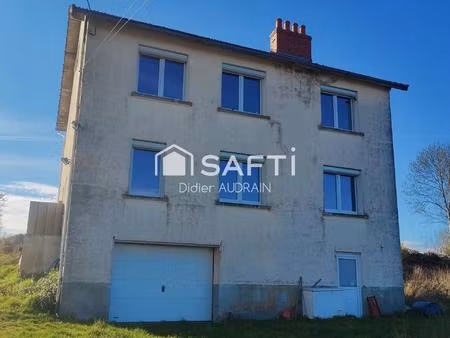 grande maison bordée de 3 hectares de terrain