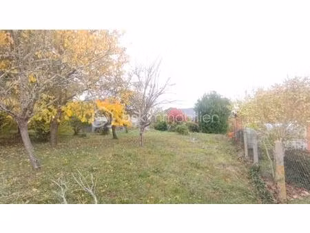 terrain constructible de 587m2 au calme