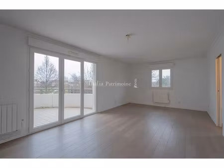 location appartement 4 pièces 88 m² à ferney-voltaire (01210)  2 177 €