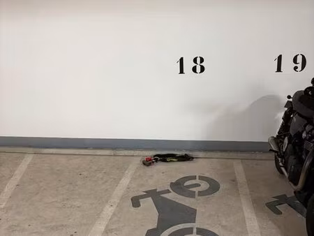 parking moto vincennes proche métro rer