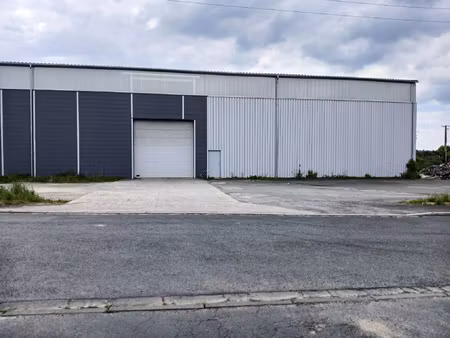 49- pays de segré  entrepôt 900 m2 à vendre