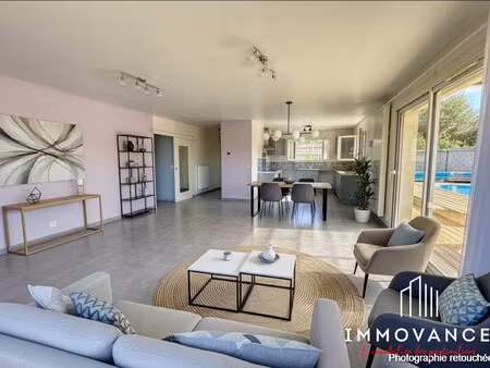 villa récente avec piscine  garage  photovoltaïques