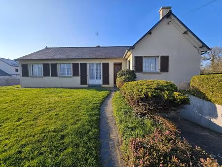 maison plain pied d’environ 123 m2 sur terrain de 4099 m2 à guipel