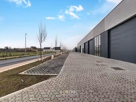 nb-magazijn van ± 275 m² (incl. 2 parkeerplaatsen!) en moderne glaspartij in driehoek tiel