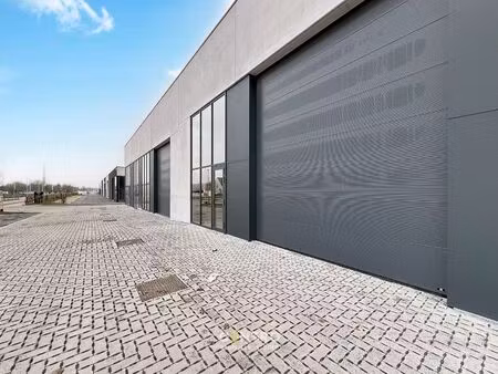 nb-magazijn van ± 275 m² (incl. 2 parkeerplaatsen!) en moderne glaspartij in driehoek tiel