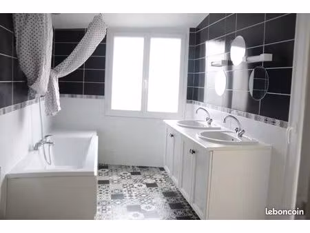 loue maison avec balcon