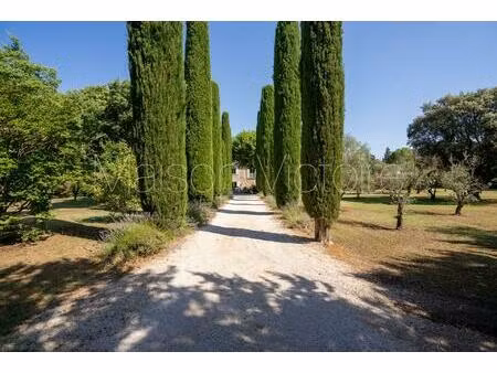 mas en pierre de caractère entouré de jardins paysagers.