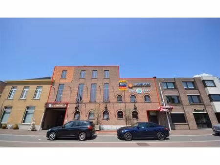 uniek commercieel gebouw te huur in hartje herzele – voormalig brouwerijpand met karakter 