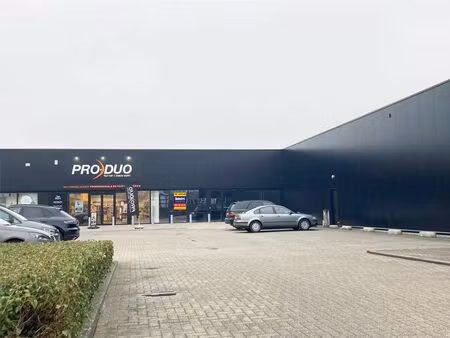 moderne baanwinkel met parking vlakbij nieuwe delhaize