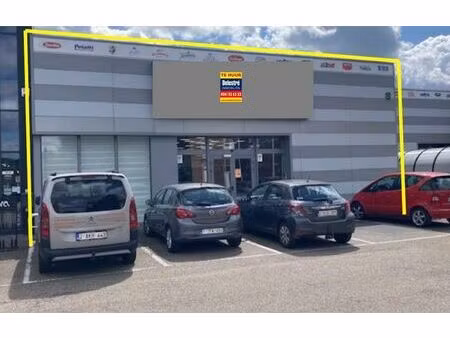 moderne baanwinkel met parking