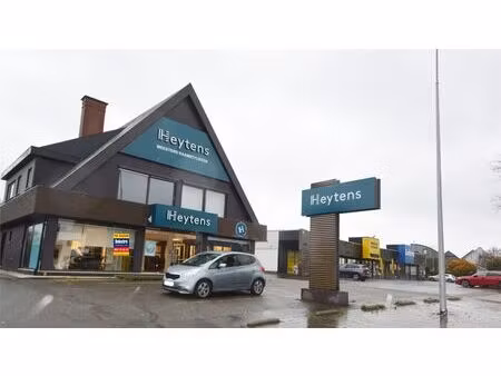 top gelegen baanwinkel met parking naast ixina en torfs