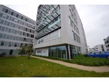 recente kantoren incl. 9 parkings naast e40