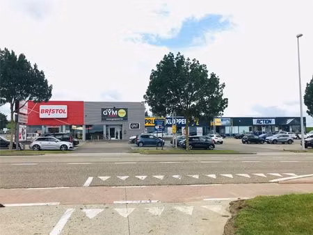 moderne baanwinkel naast action