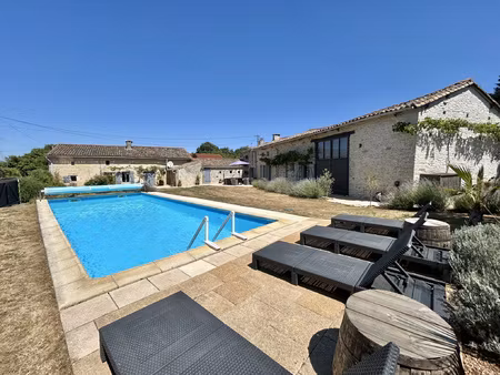domaine d'habitation de 230m2  5 chambres  piscine  dépendan