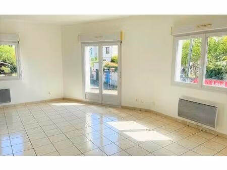 location appartement  m² t-3 à condé-sainte-libiaire  1 025 €