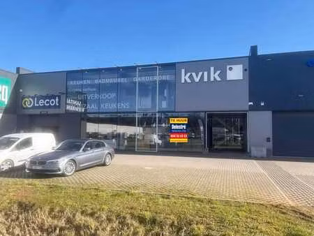 uniek gelegen moderne baanwinkel met parking