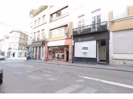 commerce polyvalent sur la chaussée de louvain