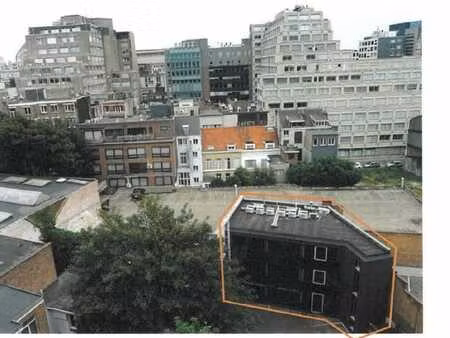 modern kantoorgebouw met parking