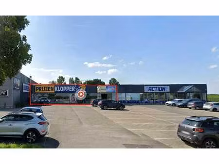 commercieel gebouw nabij action