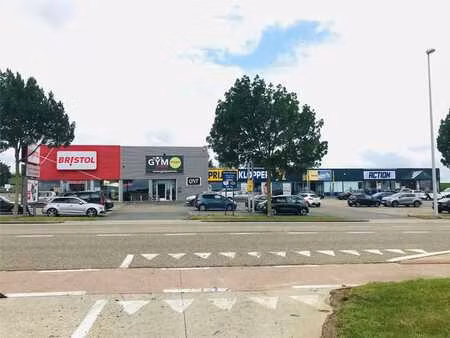 moderne baanwinkel naast action