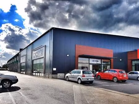 modern commercieel gebouw met gemeenschappelijke parking