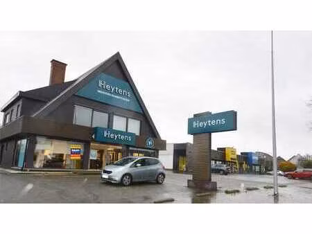 top gelegen baanwinkel met parking naast ixina en torfs