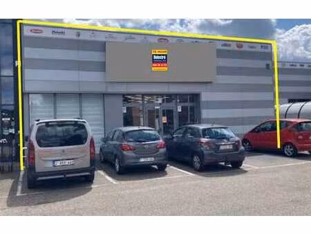 moderne baanwinkel met parking