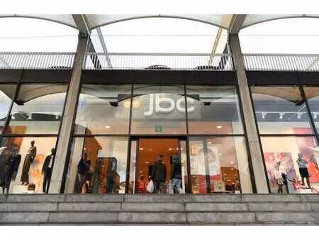 modern commercieel gebouw nabij action & krëfel