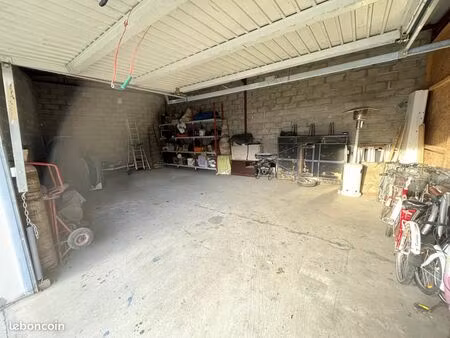 depot/garage/hangar de stockage