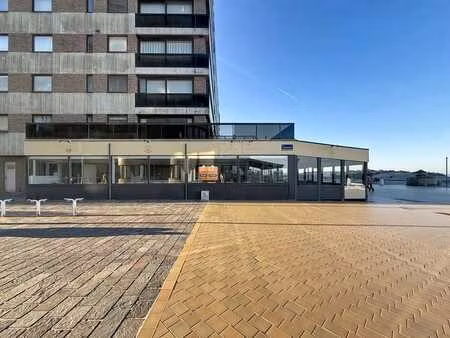 commerce d’angle avec terrasse couverte et vue mer sur la...